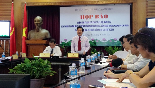 Thứ trưởng Huỳnh Vĩnh Ái giới thiệu về Triển lãm.