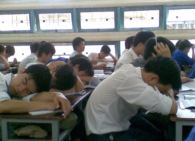 Nhiều sinh viên ngủ gật, chểnh mảng trong giờ học.