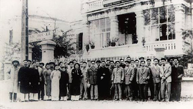 Các nhạc sĩ họp tại Âm nhạc học xá của cụ Lưu Quang Duyệt. Ảnh tư liệu của Hội Nhạc sĩ Việt Nam