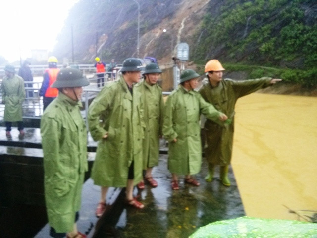 Kiểm tra xả lũ thủy điện Hố Hô.