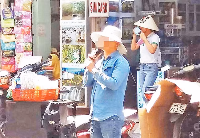 Một người hát ka-ra-ô-kê dạo gây thêm tiếng ồn trên đường phố.