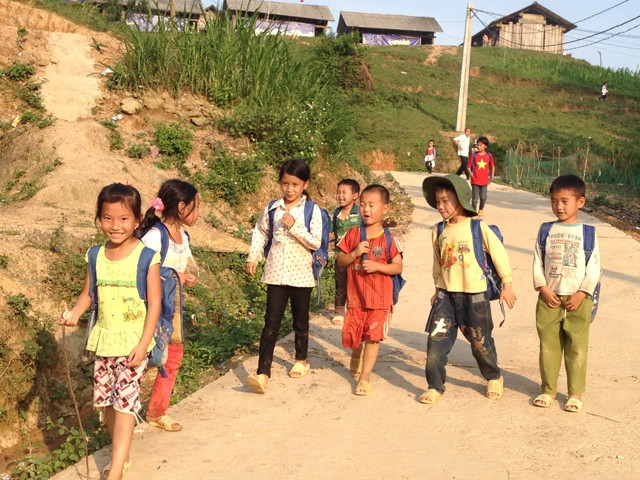 Trẻ em xóm Lũng Luông, xã Thượng Nung (Võ Nhai, Thái Nguyên) đi học trên con đường đã được bê-tông hóa.