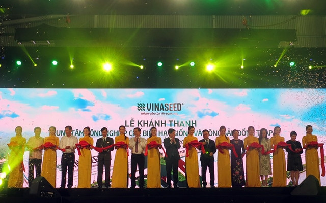 Nghi thức cắt băng khánh thành và đưa vào hoạt động Trung tâm.