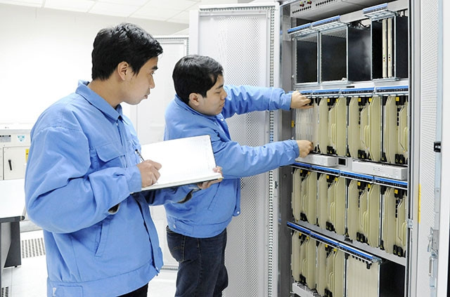 Kỹ sư Tổng công ty Viễn thông Mobifone kiểm tra, bảo dưỡng hệ thống truyền dẫn. Ảnh: NINH NGUYỄN