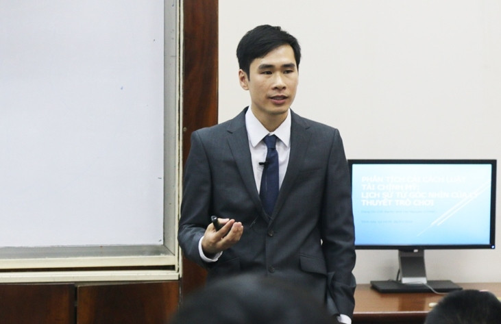 GS.TS Nguyễn Xuân Hải trong một buổi trao đổi về chủ đề "Phân tích cải cách luật tài chính Mỹ: Lịch sử từ góc nhìn của lý thuyết trò chơi", do Chương trình Giảng dạy Kinh tế Fulbright tổ chức. Ảnh do 