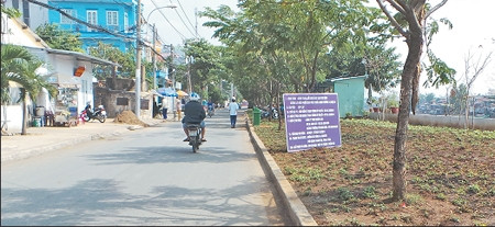 Tuyến đường ven kênh được làm rất đẹp nhưng lại "quên" phần đường dành cho người đi bộ.