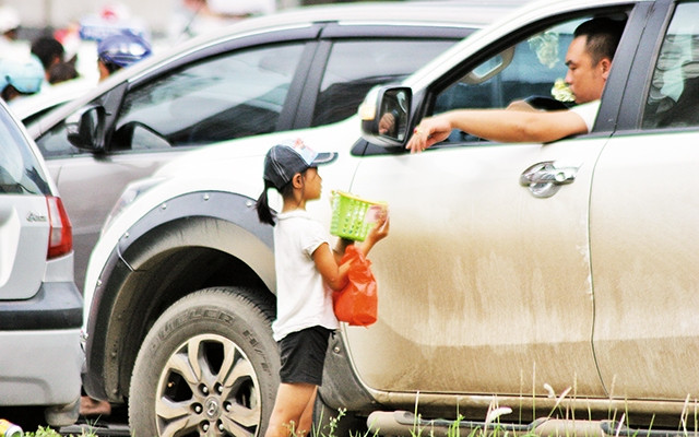 Bé Ngọc liều mình lao ra ngã tư đông đúc để bán hàng rong