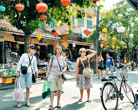 Khách du lịch nước ngoài tham quan đô thị cổ Hội An (Quảng Nam). Ảnh: NGUYÊN ĐĂNG