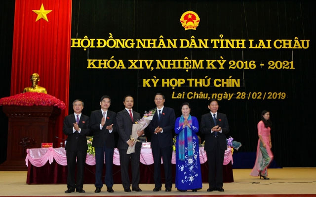 Các đồng chí lãnh đạo tỉnh Lai Châu tặng hoa chúc mừng đồng chí Trần Tiến Dũng trên cương vị mới.