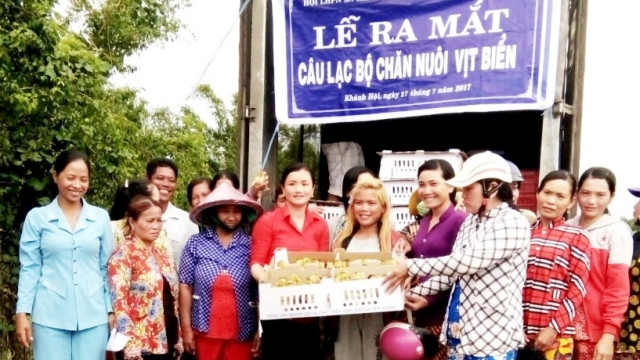 Cơ quan chức năng tỉnh Cà Mau trao vịt biển giống cho nông hộ thực hiện mô hình thí điểm.