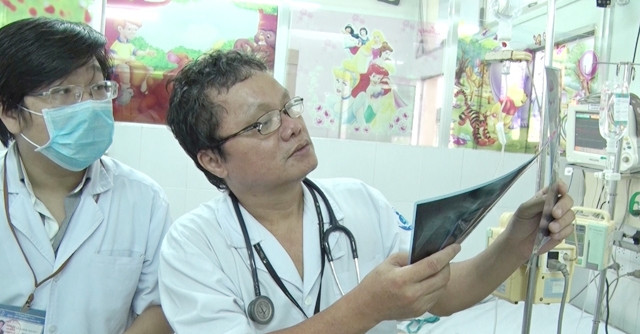 Quá tải vì công việc, nhưng chính tiếng cười trẻ thơ đã giúp bác sĩ Trương Hữu Khanh có thêm nhiều động lực làm việc và cống hiến.