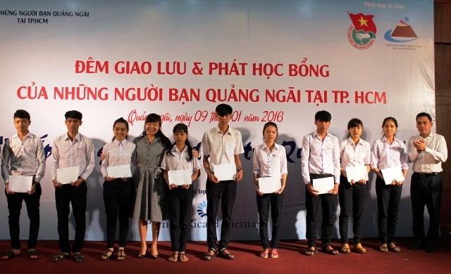 Đại diện nhóm những người bạn Quảng Ngãi tại TP Hồ Chí Minh trao học bổng cho học sinh nghèo hiếu học.