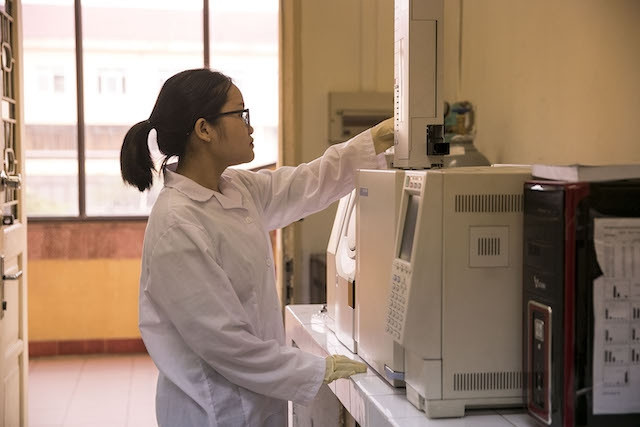 Cán bộ làm công tác nghiên cứu khoa học tại Đại học Quốc gia Hà Nội (Ảnh minh hoạ: VŨ DIỆP)