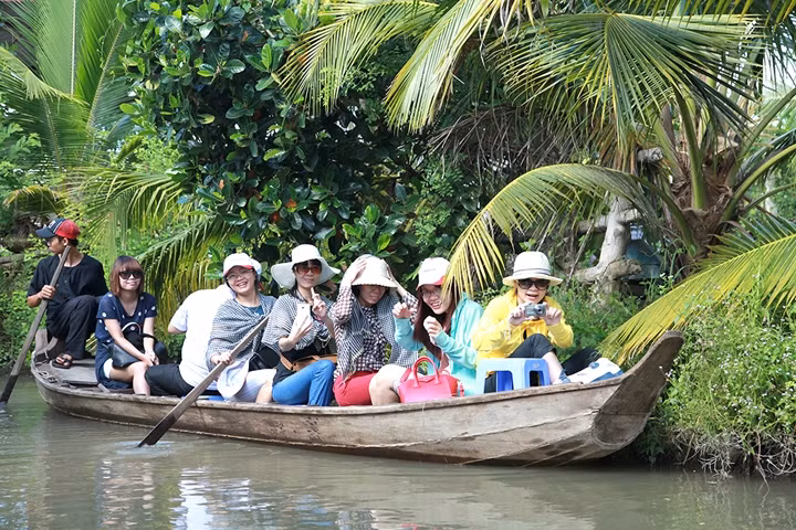 Tỉnh Hậu Giang sẽ quy hoạch các dự án phát triển du lịch, tạo việc làm cho lao động được đào tạo. Trong ảnh: Khách tham quan Khu du lịch sinh thái Phú Hữu, huyện Châu Thành (Hậu Giang).