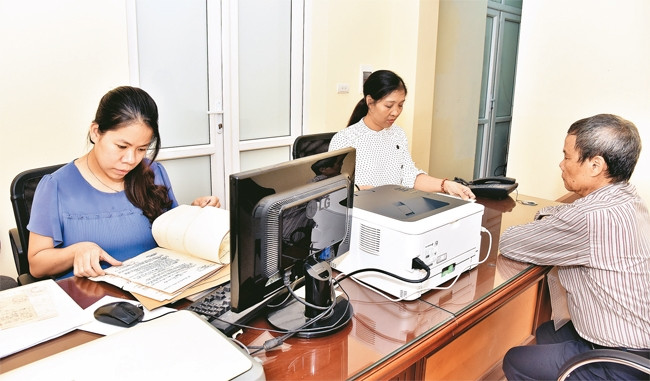 Cán bộ bộ phận một cửa quận ủy Thanh Xuân giải quyết thủ tục hành chính về công tác Đảng cho đảng viên.