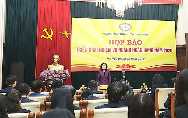 Phó Thống đốc NHNN Nguyễn Thị Hồng phát biểu tại cuộc họp báo.