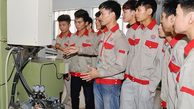 Các doanh nghiệp hợp tác với các trường nghề để chủ động tuyển dụng và đào tạo nhân lực. Ảnh: NAM ANH