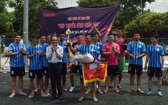 Ban Tổ chức trao Giải nhất và Cúp vô địch cho đội Ngân hàng Sacombank. (Ảnh: DUY LINH)