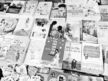 Tiểu thuyết ngôn tình tràn lan trong các hiệu sách.