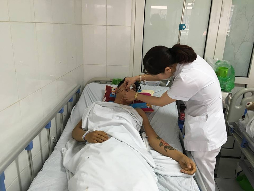 Anh Đỗ Mạnh Hùng đang dần hồi phục sức khỏe sau khi bị cá sấu cắn vào mặt.