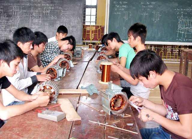 Học sinh Trung tâm Giáo dục thường xuyên - dạy nghề Lục Ngạn thực hành nghề điện dân dụng.