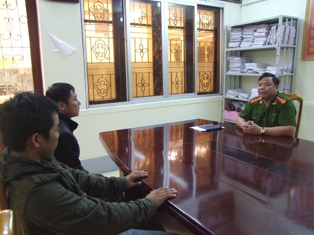 Đại tá Triệu Văn Điện (bên phải) ngoài dùng trí còn lấy nhân tâm thu phục lòng người. Ảnh Tư liệu Công an Lạng Sơn.