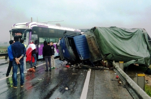Ba ô-tô bị nạn chắn ngang đường làm tắc quốc lộ 1 A đoạn qua cầu Gianh (Quảng Bình)