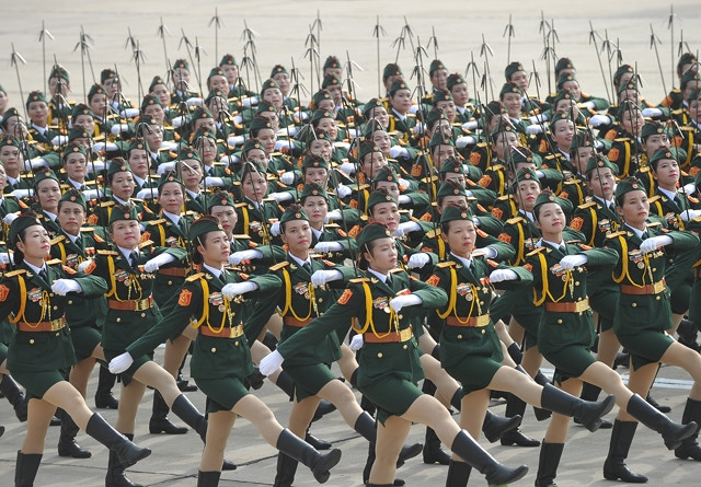 Khối chiến sĩ Thông tin liên lạc diễu binh trong Lễ kỷ niệm 70 năm Cách mạng Tháng Tám và Quốc khánh 2-9.