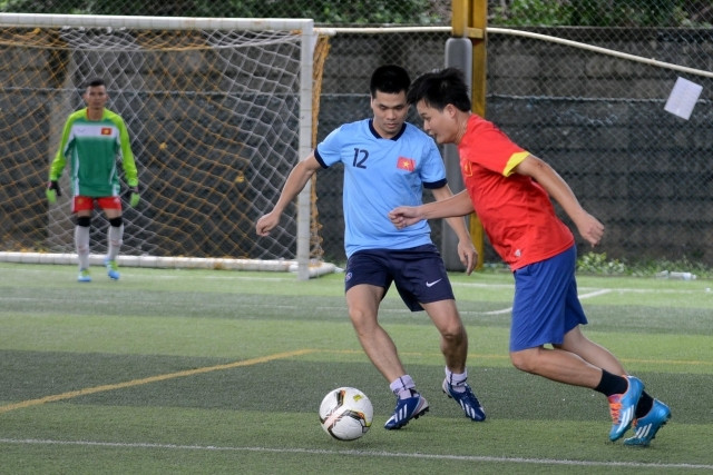 Cầu thủ hai đội tranh bóng quyết liệt.
