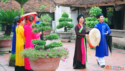 Những liền anh, liền chị quan họ Bắc Ninh đi dự hội làng.