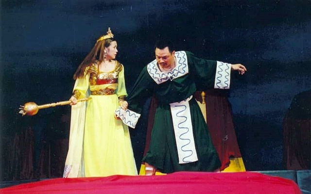 NSND Anh Tú (bên phải) trong vở Mắc-bét của Nhà hát Tuổi trẻ.