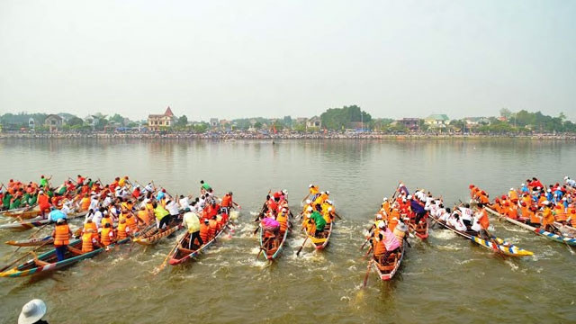 Hội đua thuyền truyền thống nhân kỷ niệm 40 năm Ngày giải phóng huyện Hải Lăng (Quảng Trị).