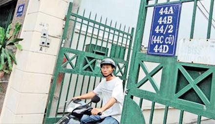 Một cổng có bốn số nhà khác nhau trên đường Cửu Long (quận Tân Bình).