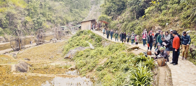 Khách tham quan bản Cát Cát. Ảnh: MINH HÀ