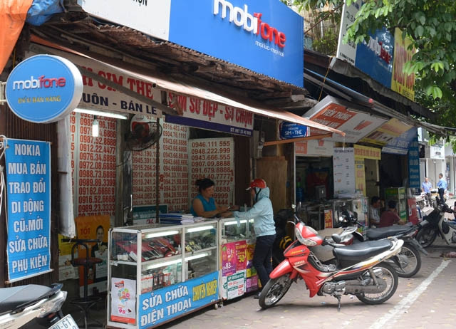 Một cửa hàng bán SIM, thẻ điện thoại ở Hà Nội.