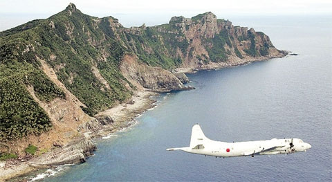 Máy bay tuần tra của lực lượng phòng vệ biển Nhật Bản bay trên khu vực quần đảo tranh chấp với Trung Quốc Senkaku/Điếu Ngư trong khu vực biển Hoa Đông. Ảnh: AFPJAPAN POOL 