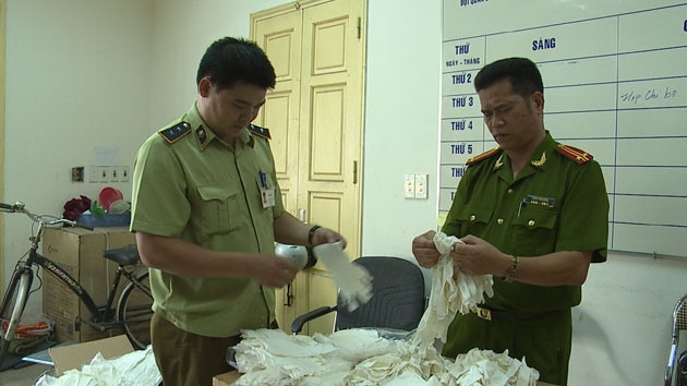 Hơn 4.500 đôi găng tay y tế, công nghiệp đã qua sử dụng chuẩn bị bán lại cho người dùng