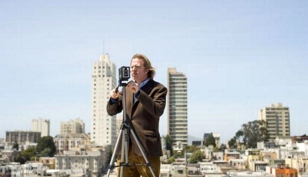 Jonathon với chiếc máy ảnh pinhole tại Mỹ.