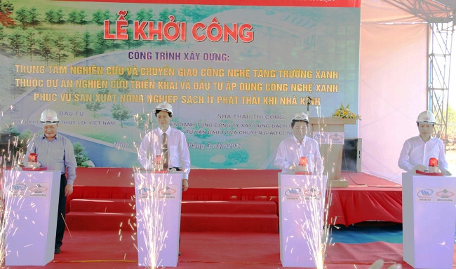 Các đồng chí lãnh đạo Bộ NN và PTNT, UBND tỉnh Ninh Thuận và chủ đầu tư phát lệnh khởi công dự án.
