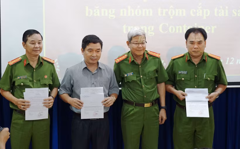 Thừa ủy nhiệm, lãnh đạo Cục cảnh sát hình sự trao Quyết định khen thưởng của Bộ Công an cho ba đơn vị. 