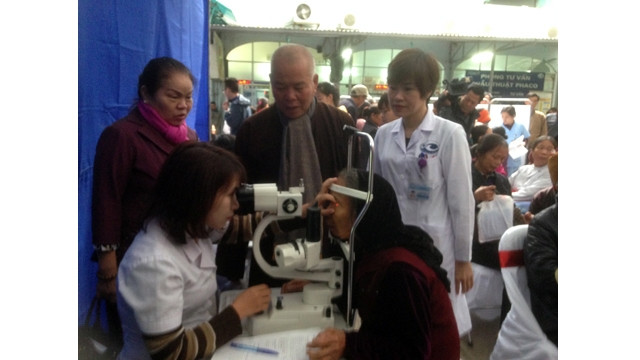 Các bác sĩ Bệnh viện Mắt Hà Nội kiểm tra thị lực trước khi phẫu thuật cho người bệnh.