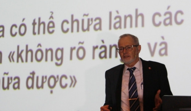 Tiến sĩ, bác sĩ Thomas Rau, người nổi tiếng với những đột phá trong điều trị ung thư.