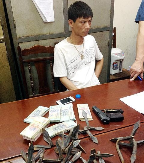 Tú "khỉ" cùng tang vật sau khi bị bắt.