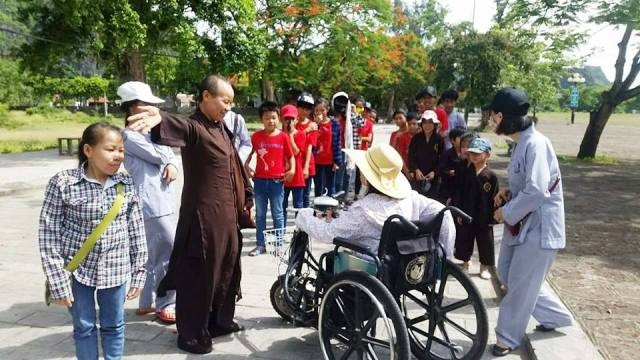 Sư thầy Thích Diệu Nhân với các em học sinh khuyết tật.