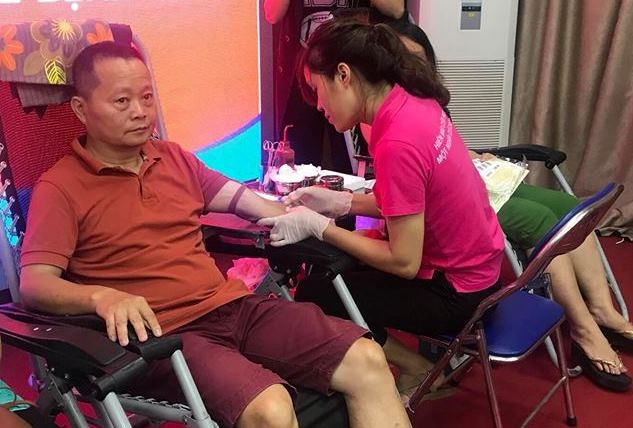 Anh Nguyễn Trọng Tuấn (Hà Nội) có mặt từ rất sớm để tham gia hiến máu tình nguyện.