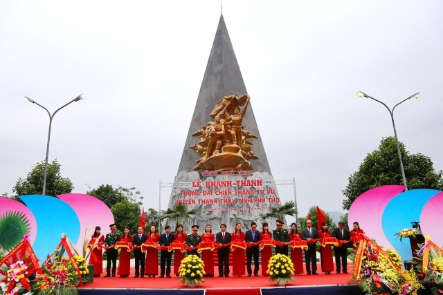 Các đại biểu cắt băng khánh thành.