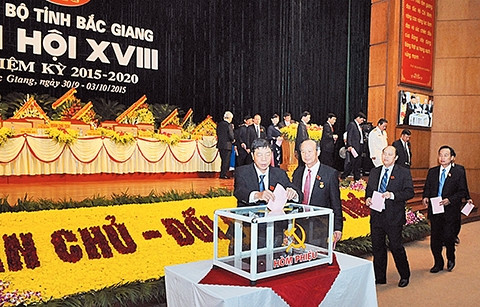 Các đại biểu dự Đại hội Đảng bộ tỉnh Bắc Giang bỏ phiếu bầu Ban Chấp hành Đảng bộ khóa XVIII, nhiệm kỳ 2015 - 2020. Ảnh | VIỆT HƯNG