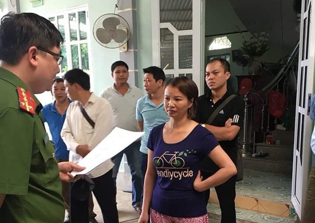 Đối tượng Trần Thị Hiền nghe cơ quan điều tra đọc lệnh tạm giam.