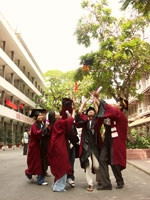 Tăng học bổng cho
sinh viên giỏi là hợp lý.