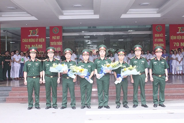 Các bác sĩ, y sĩ Tổ quân y của Bệnh viện Quân y 354, Tổng cục Hậu cần (Bộ Quốc phòng) nhận nhiệm vụ công tác tại đảo Sinh Tồn Đông, quần đảo Trường Sa, huyện đảo Trường Sa (Khánh Hòa).